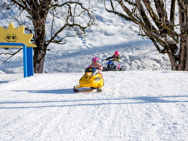 Skidoo fahren in der Kinderskischule in Kleinarl, Österreich