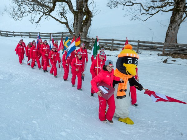 Skilehrer bei der Siegerehrung