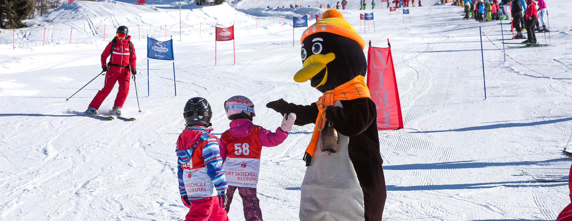 Skirennen für Fortgeschrittene Skikurs Kinder mit Pingo, dem Maskottchen
