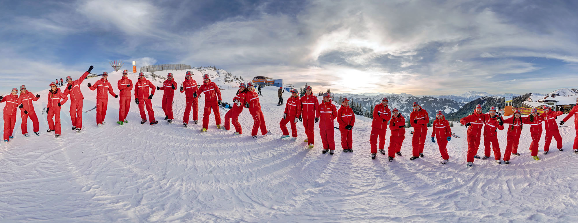 Ein Team aus top geschulten Mitarbeitern trainiert mit den kleinen Skirennfahrern in der Kinderskischule in Kleinarl