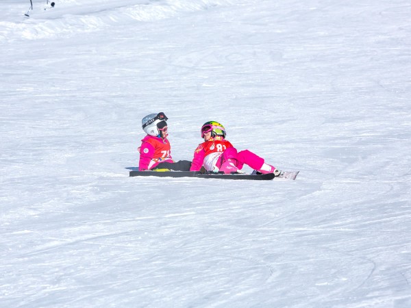 Mädchen im Schnee in der Pingo's Kinderskischule