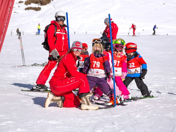 Ausgebildete Skilehrerin mit ihren Schülern am Pingoberg