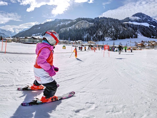 Skirennen am Pingoberg im Kinderland der Kinderskischule in Kleinarl